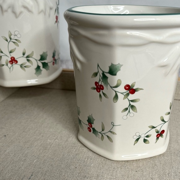 Pfaltzgraff, Set of 2 Winterberry Pattern, Sculpted Mugs, 16 oz, Stoneware - Picture 2 of 16
